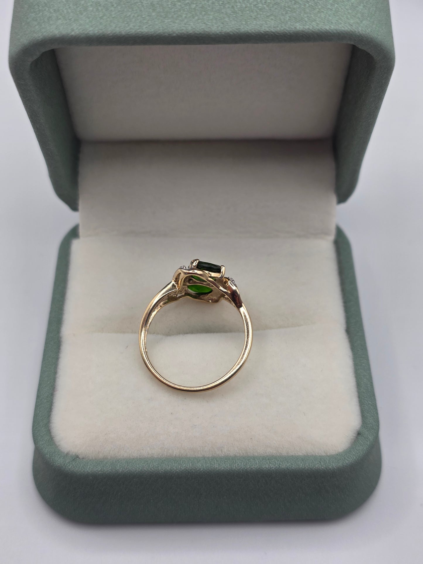 9ct gold diopside and diamond ring