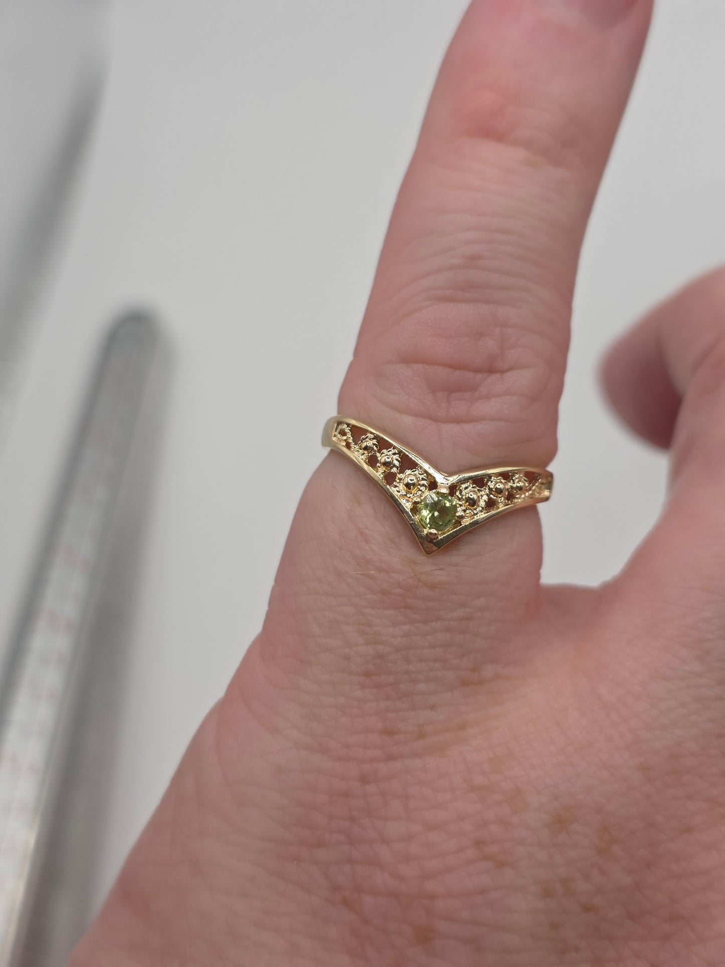 9ct gold peridot wishbone ring