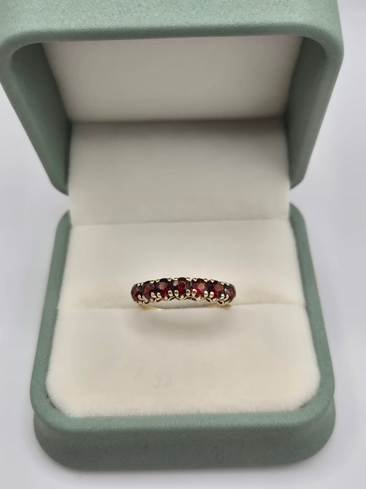 9ct gold garnet ring
