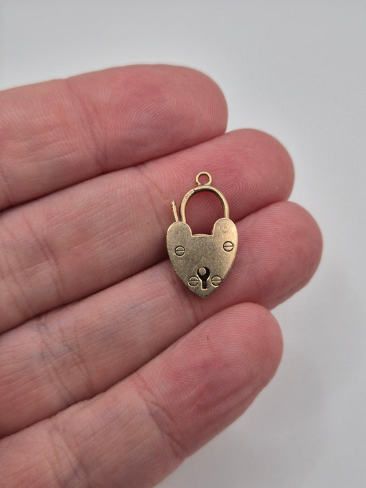 9ct gold padlock (32)