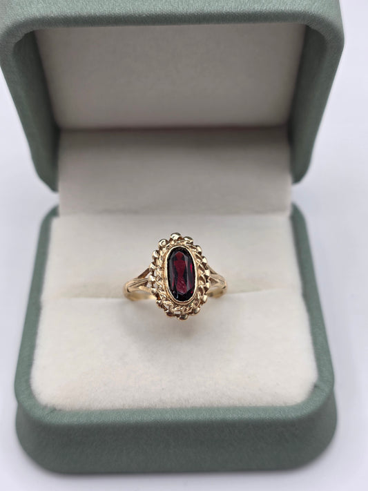 9ct gold garnet ring