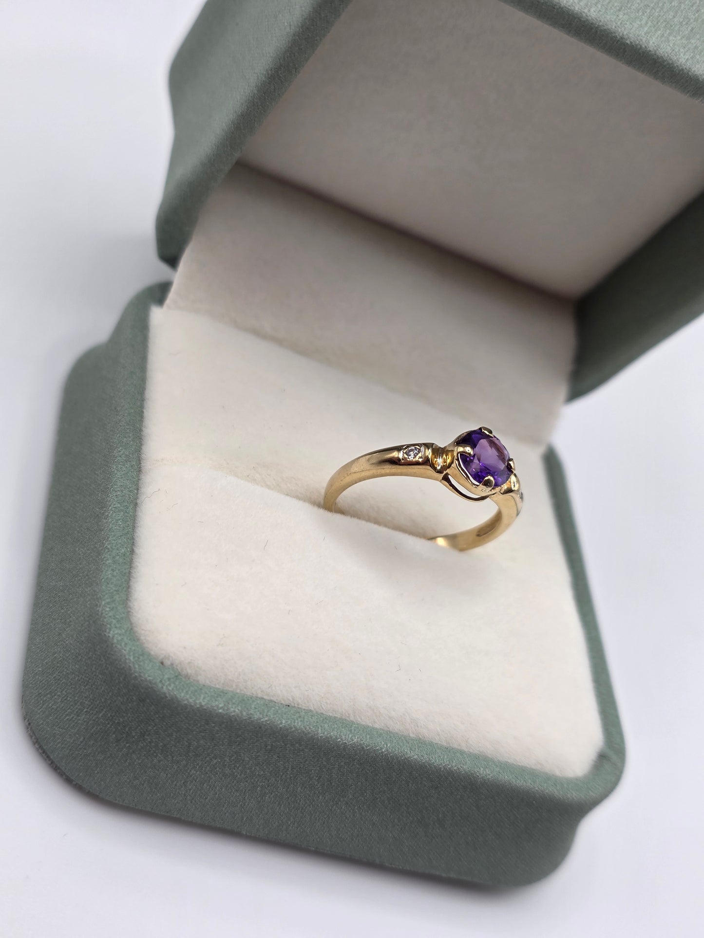 9ct gold amethyst and diamond ring