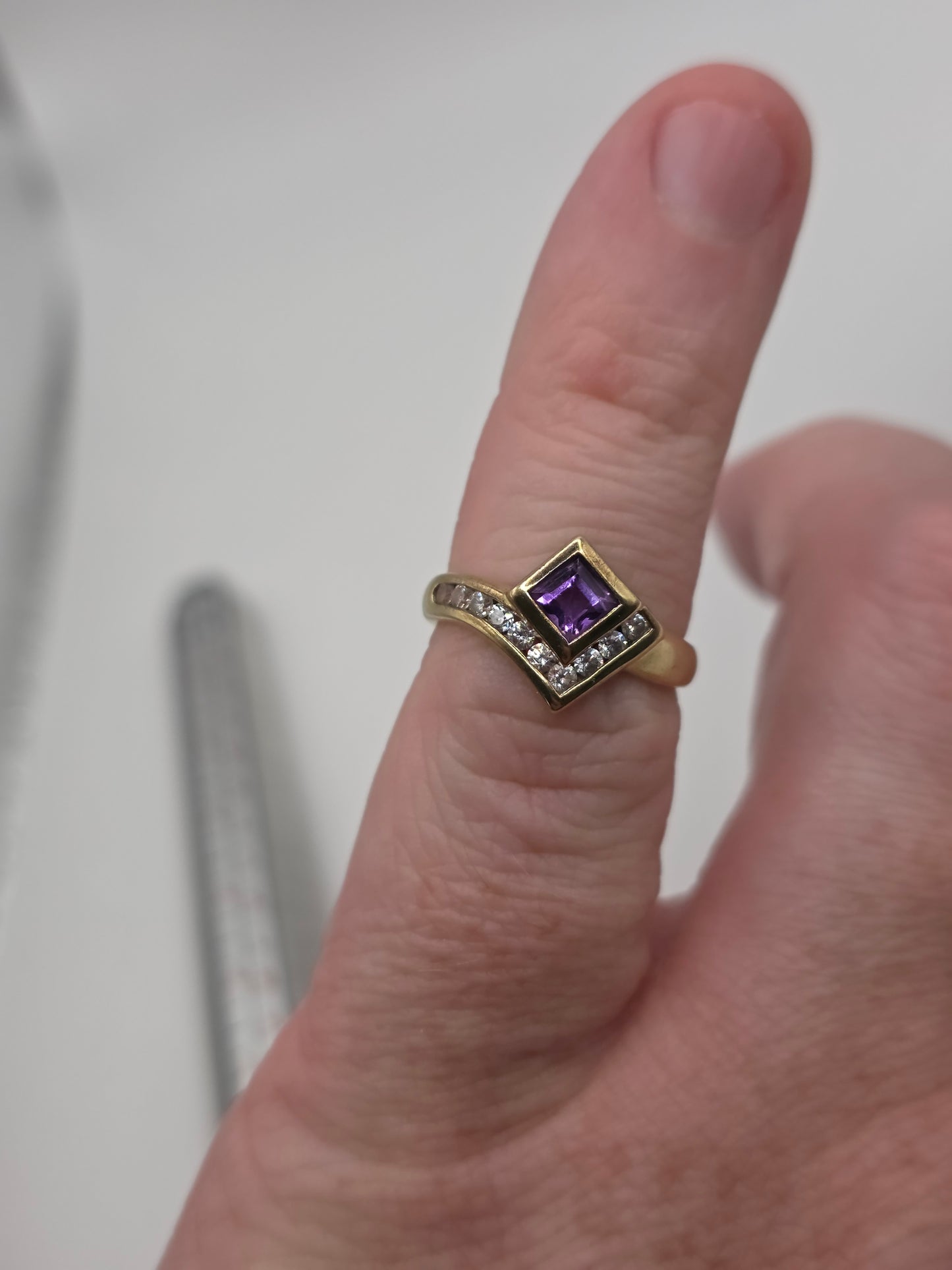 9ct gold amethyst and cz ring