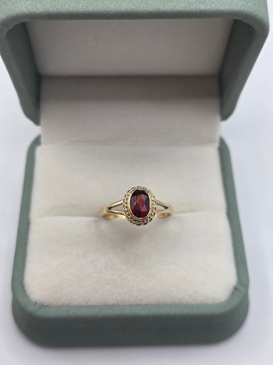 9ct gold garnet ring