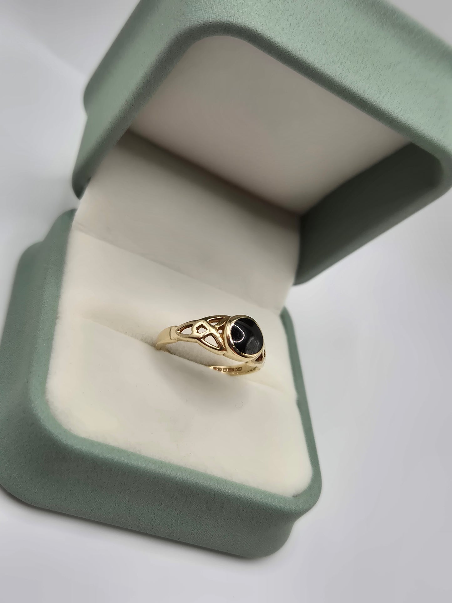 9ct gold jet celtic ring