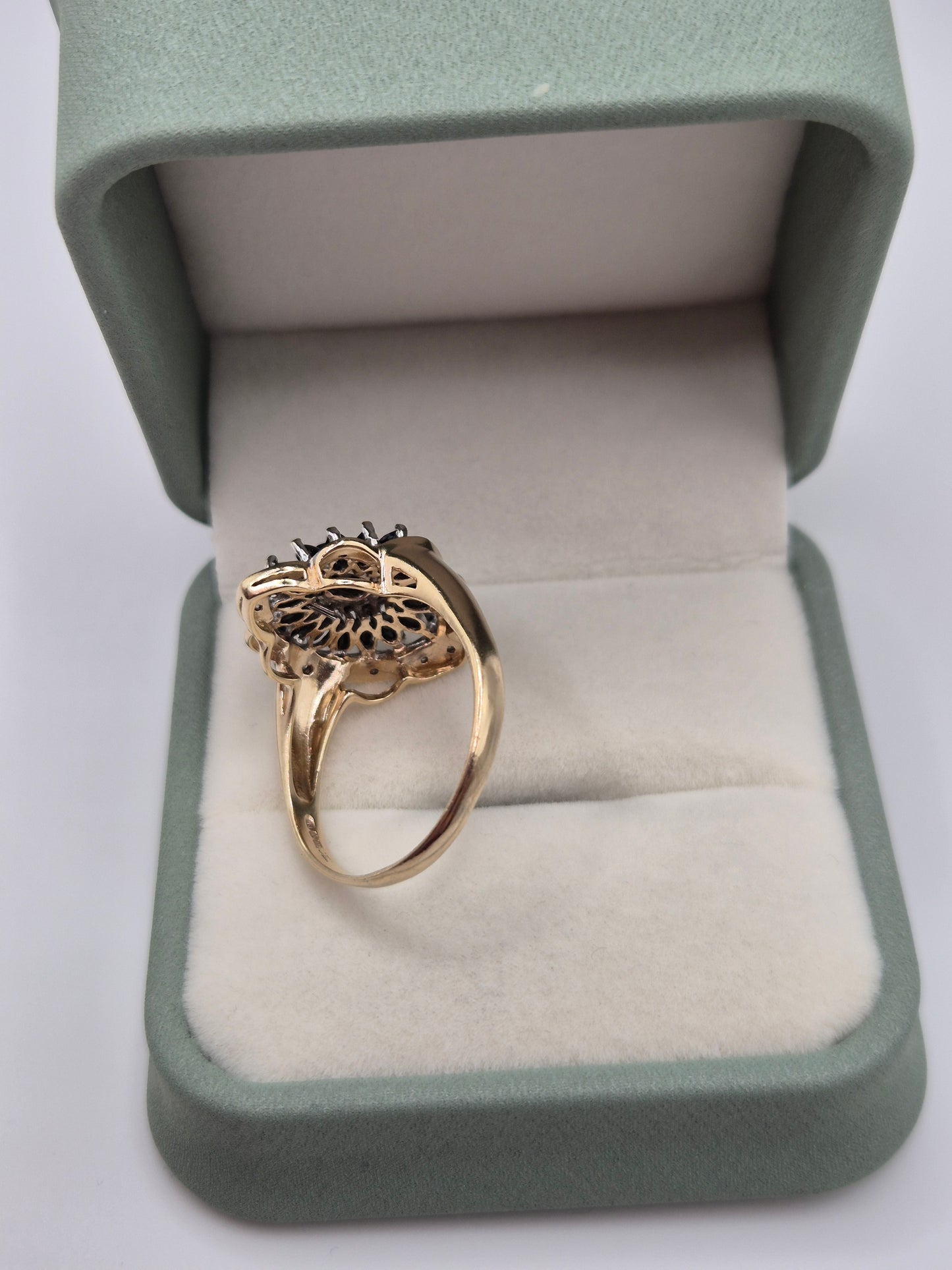 Heavy 9ct gold sapphire and diamond ring