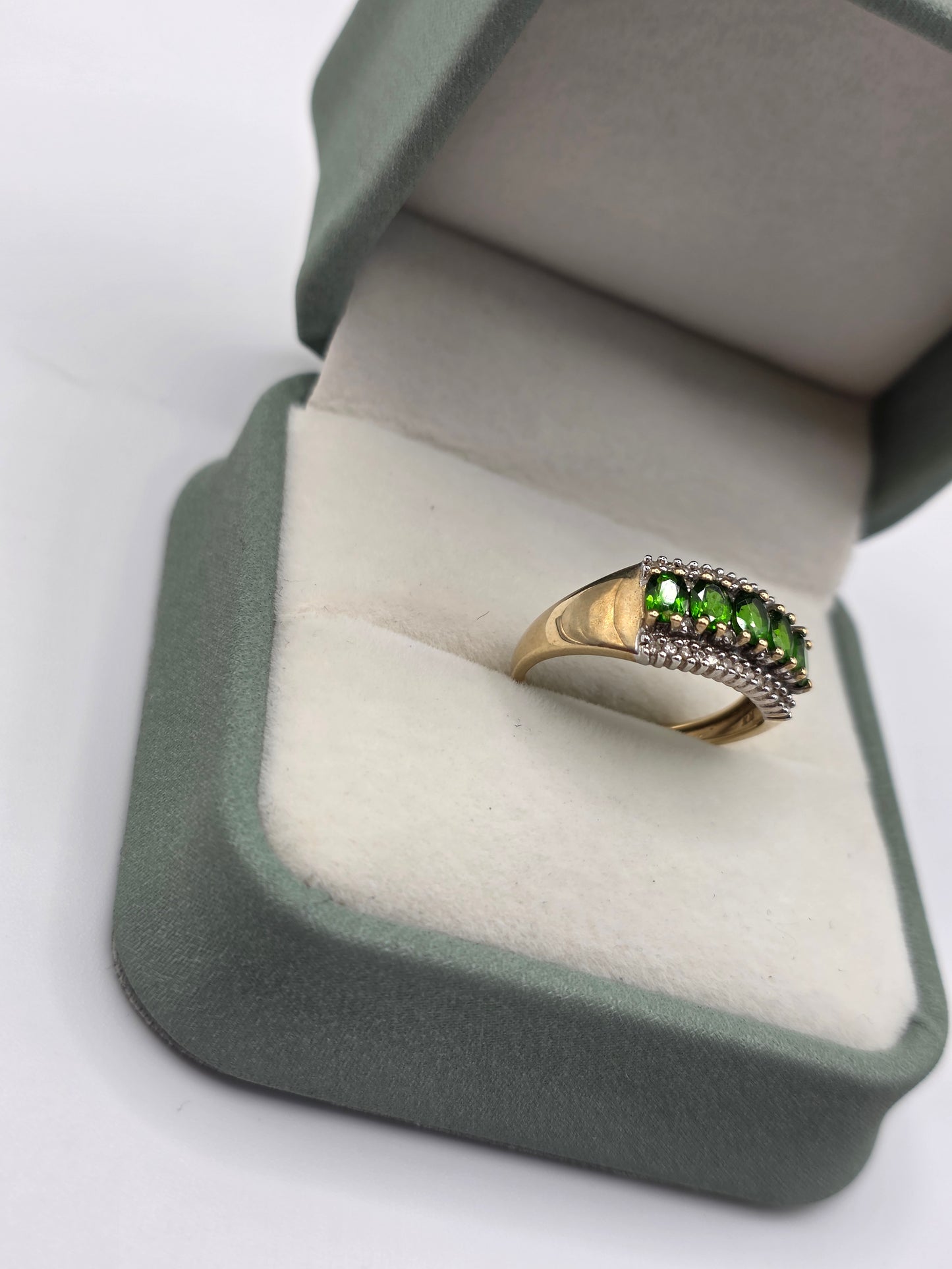9ct gold diopside and diamond ring