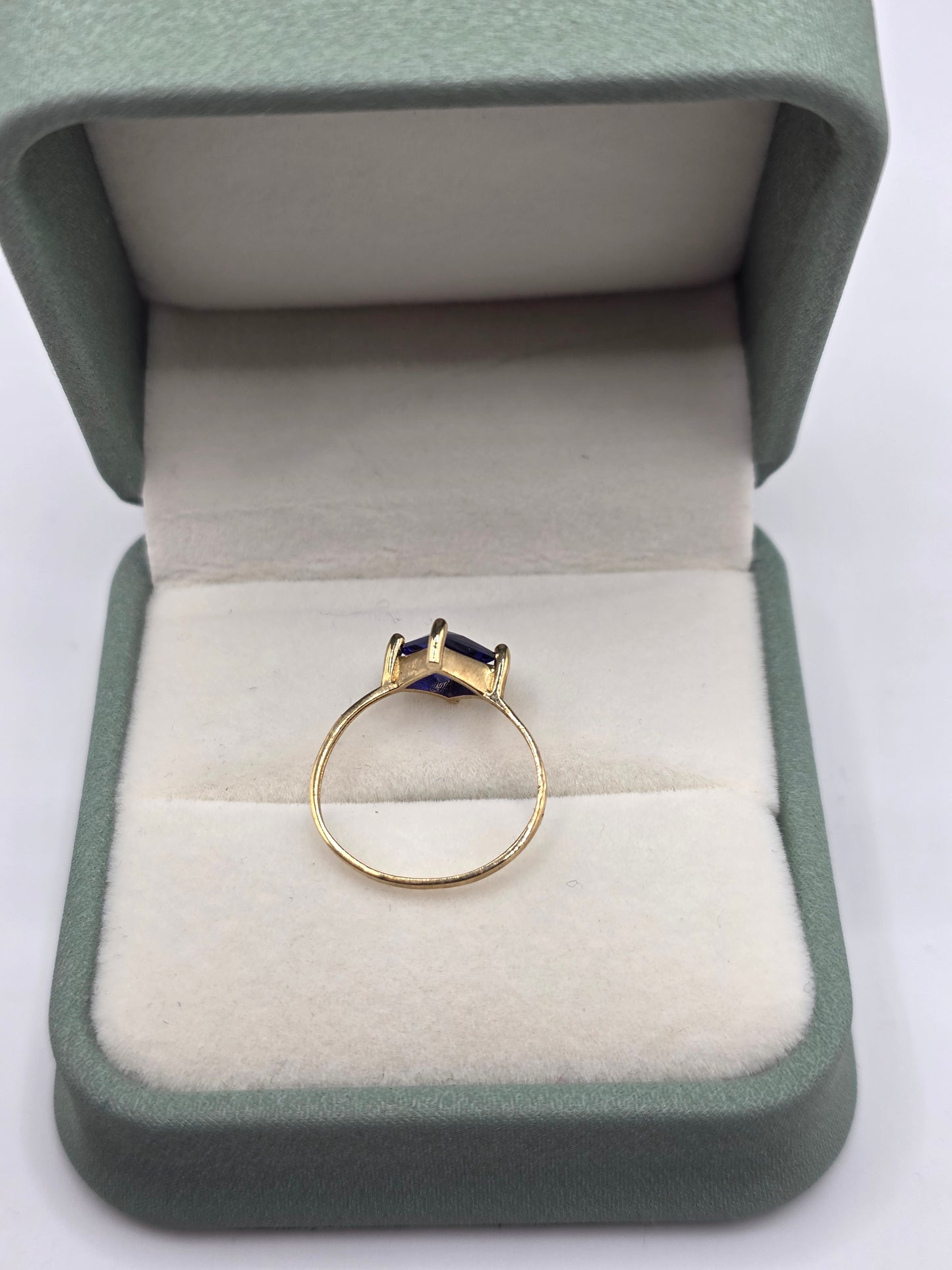 9ct gold synthetic sapphire ring