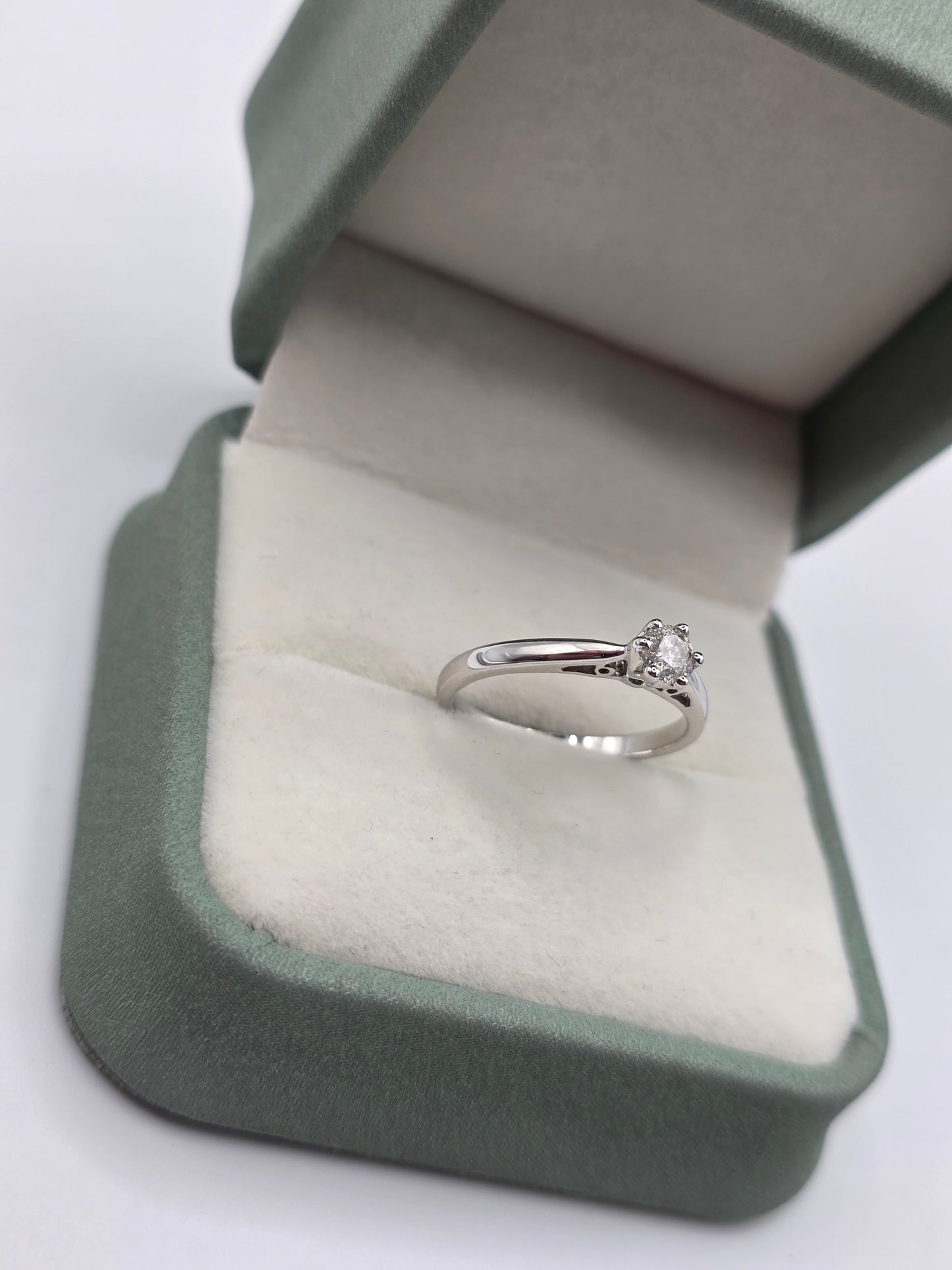 9ct white gold diamond ring