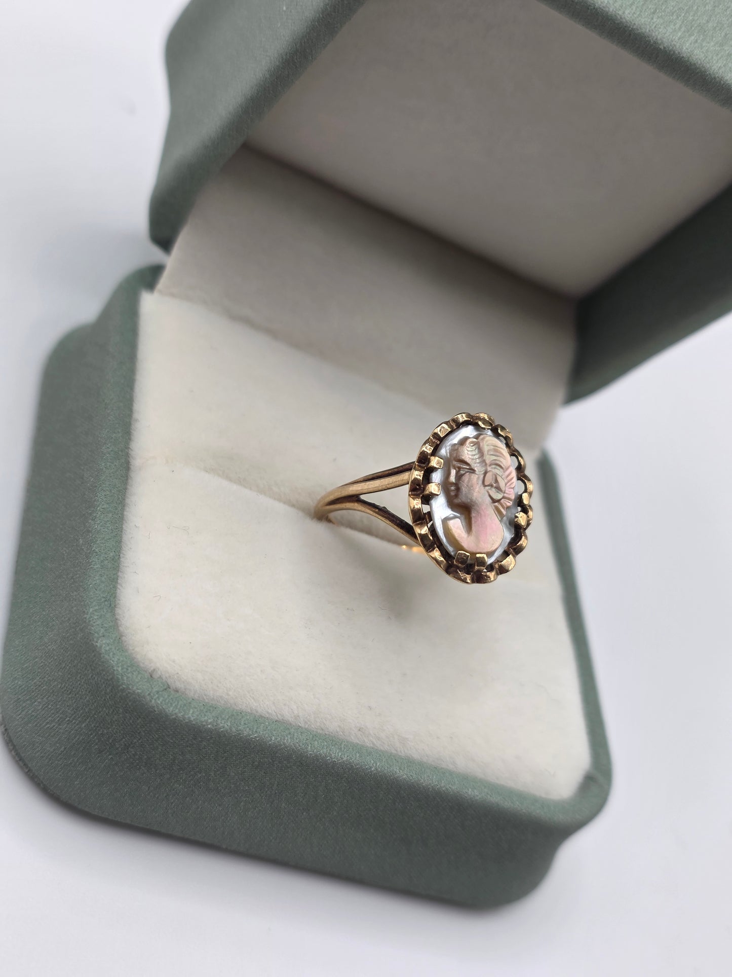 Vintage 9ct gold cameo ring