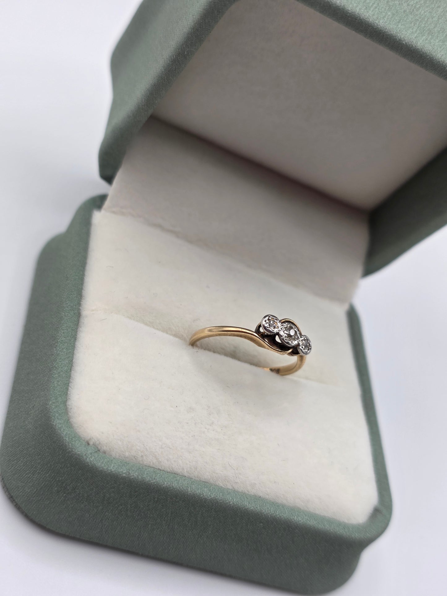 Vintage 9ct gold and platinum diamond ring