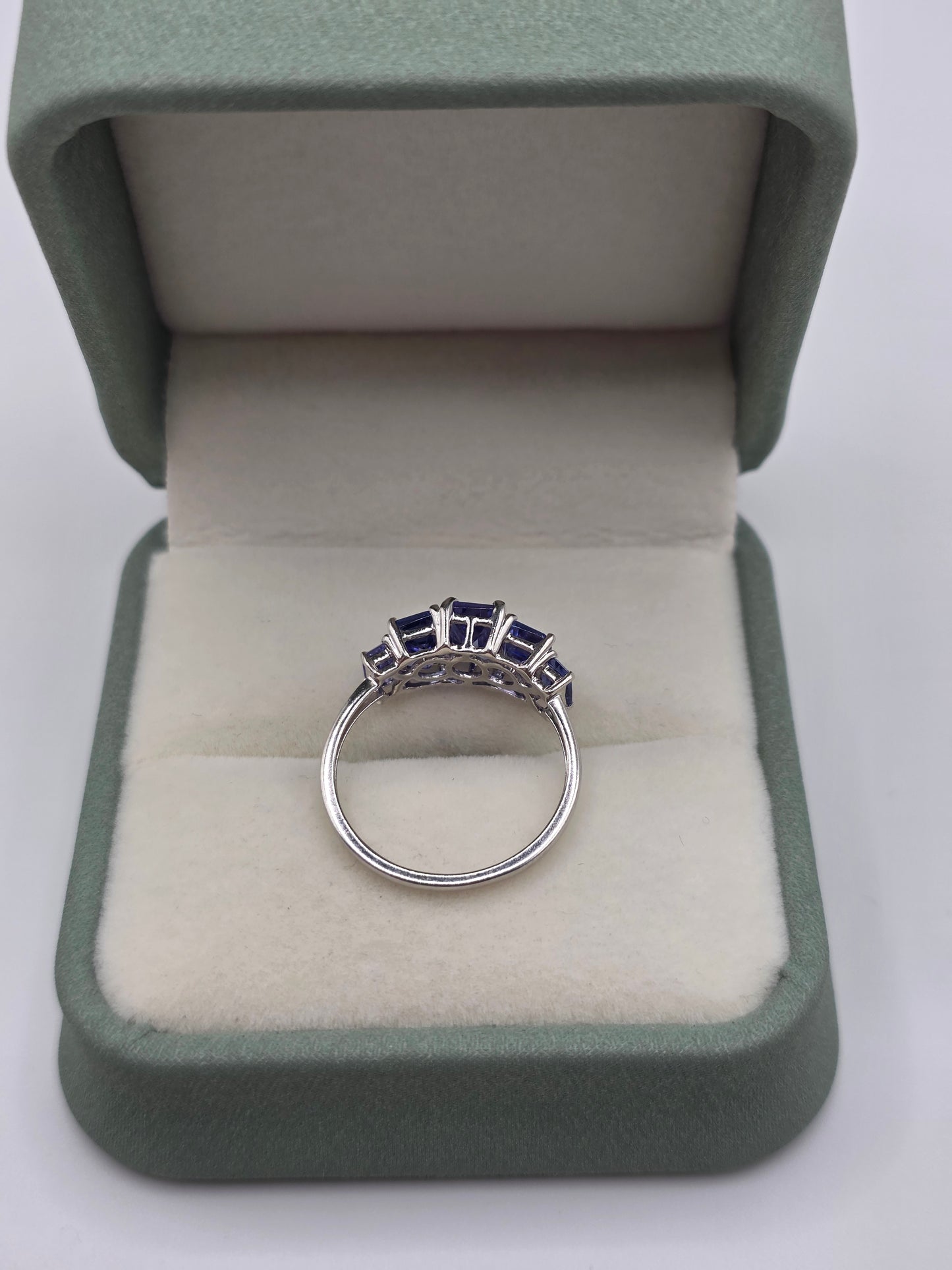 9ct white gold tanzanite ring