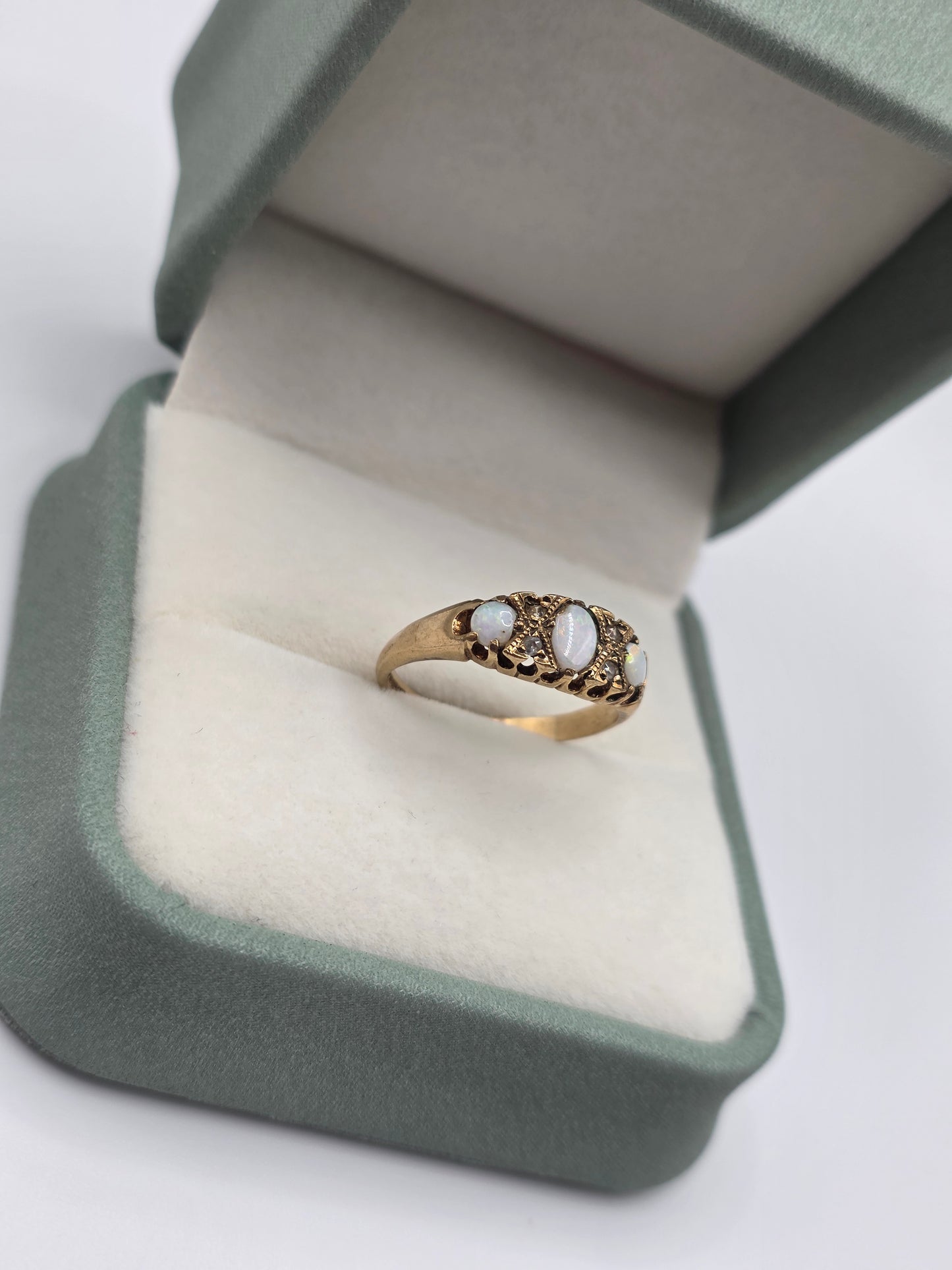 Vintage 9ct gold opal gypsy ring