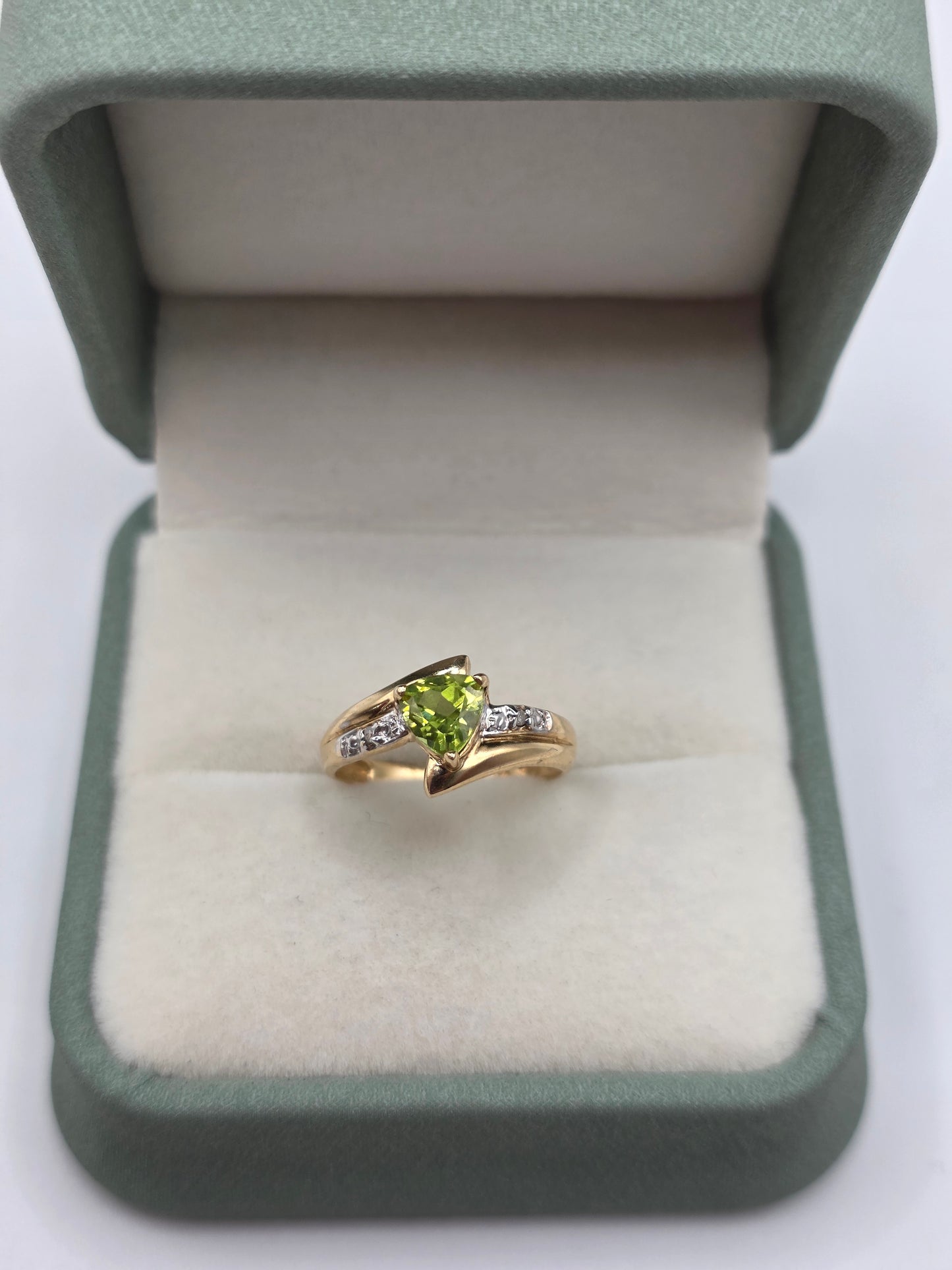 9ct gold peridot and diamond ring