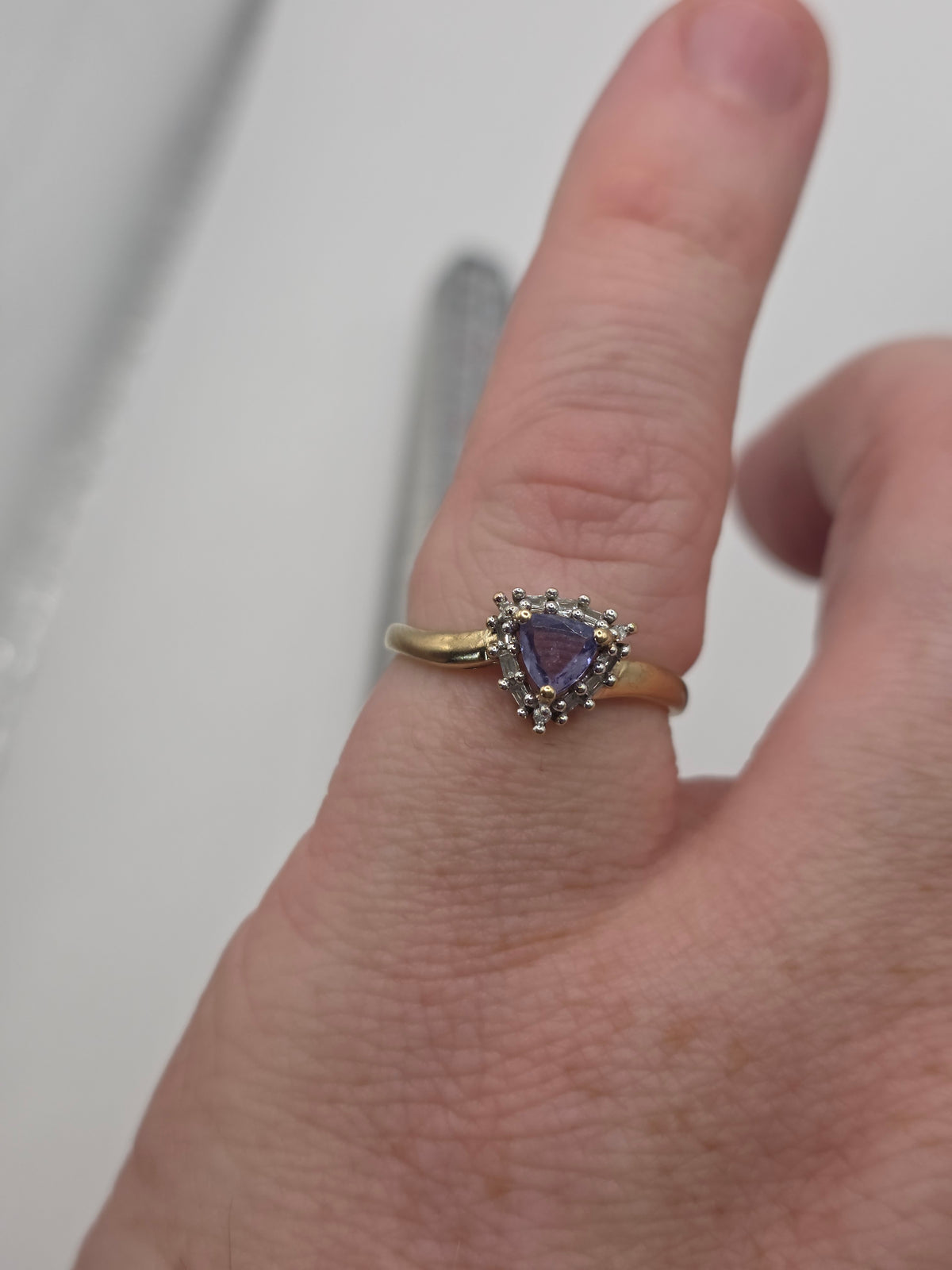 9ct gold tanzanite and diamond ring