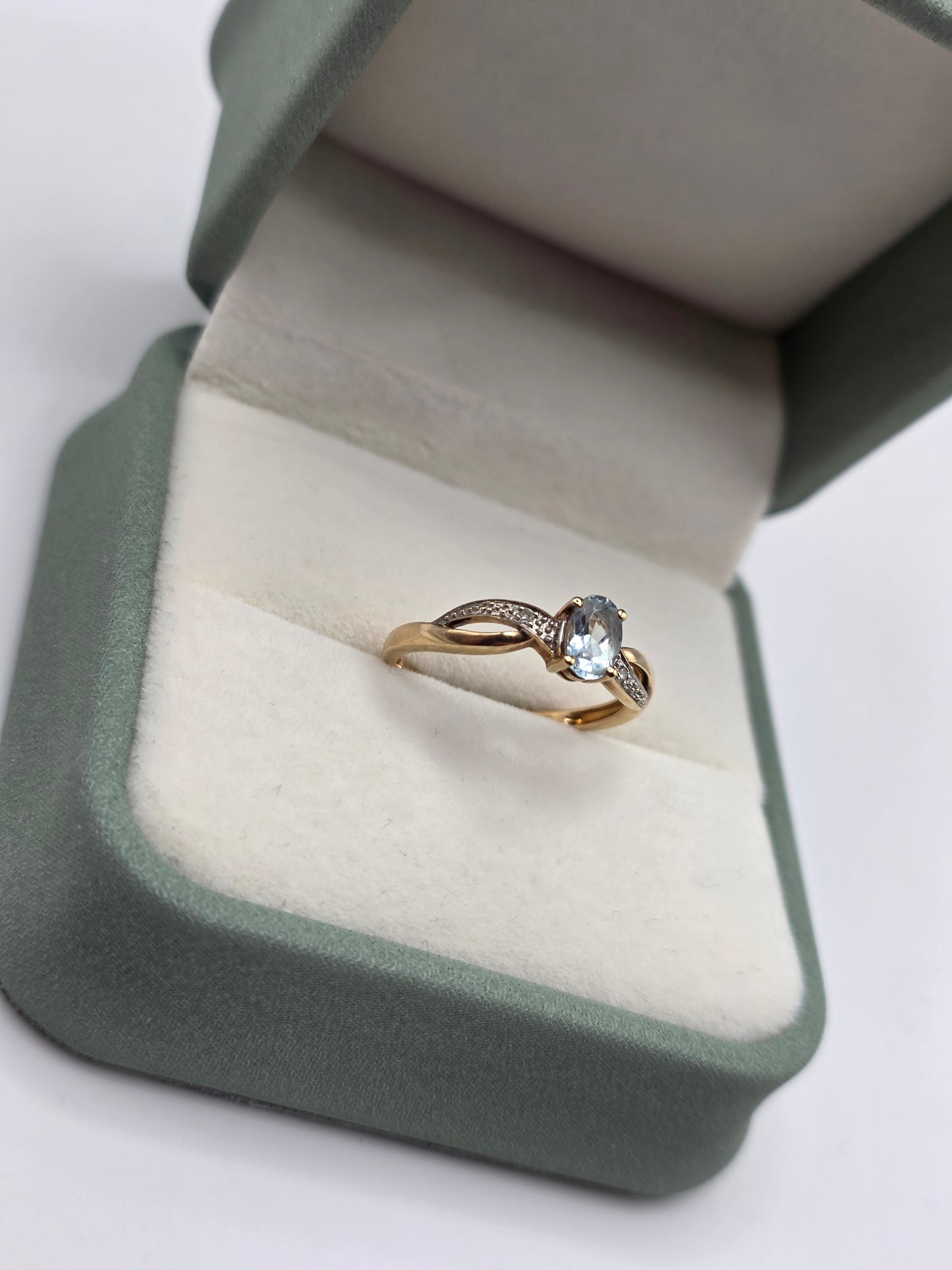 9ct gold aquamarine and diamond ring