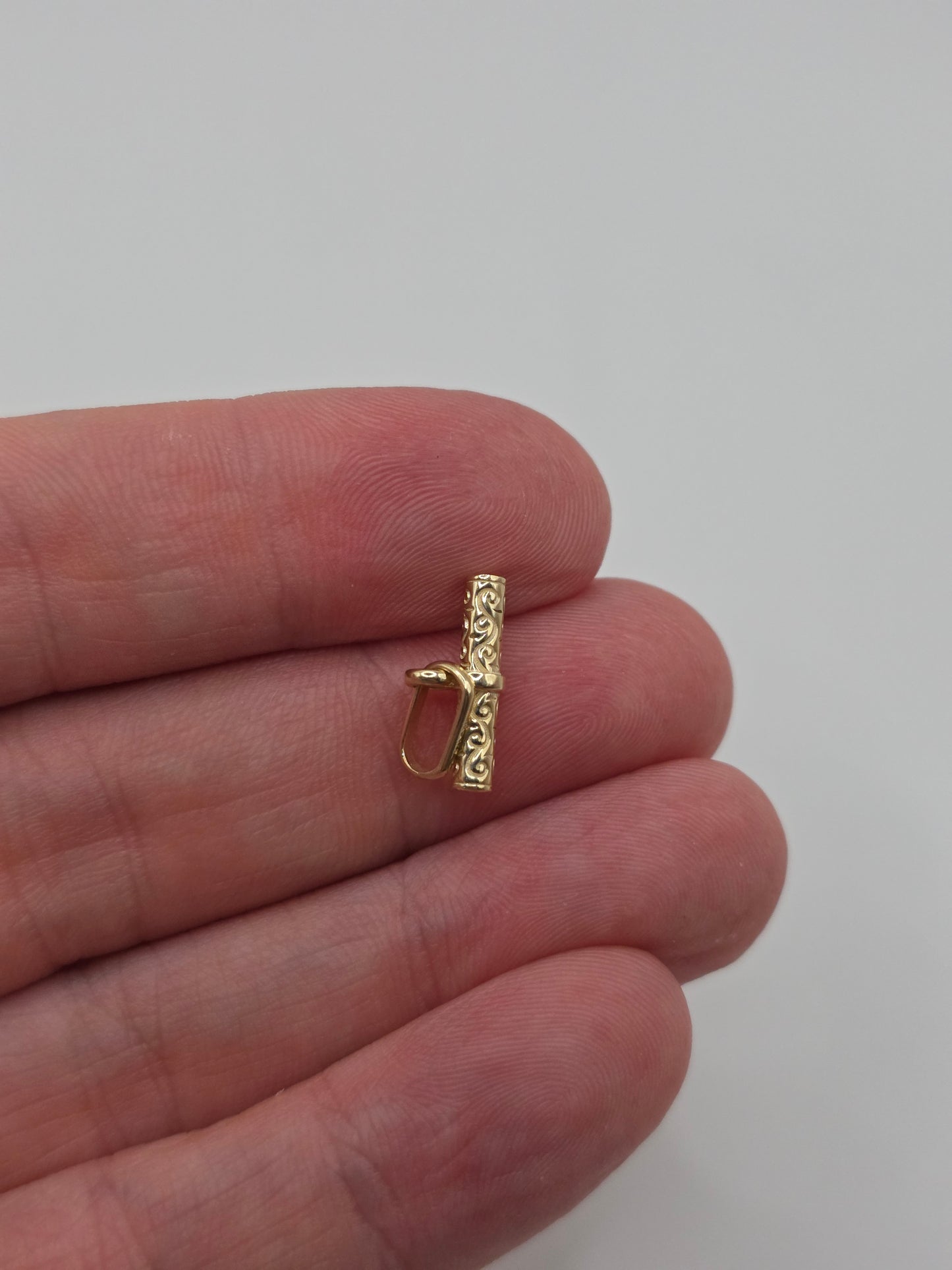 9ct gold engraved 15mm T-bar pendant