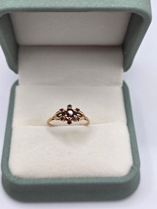 9ct gold garnet ring