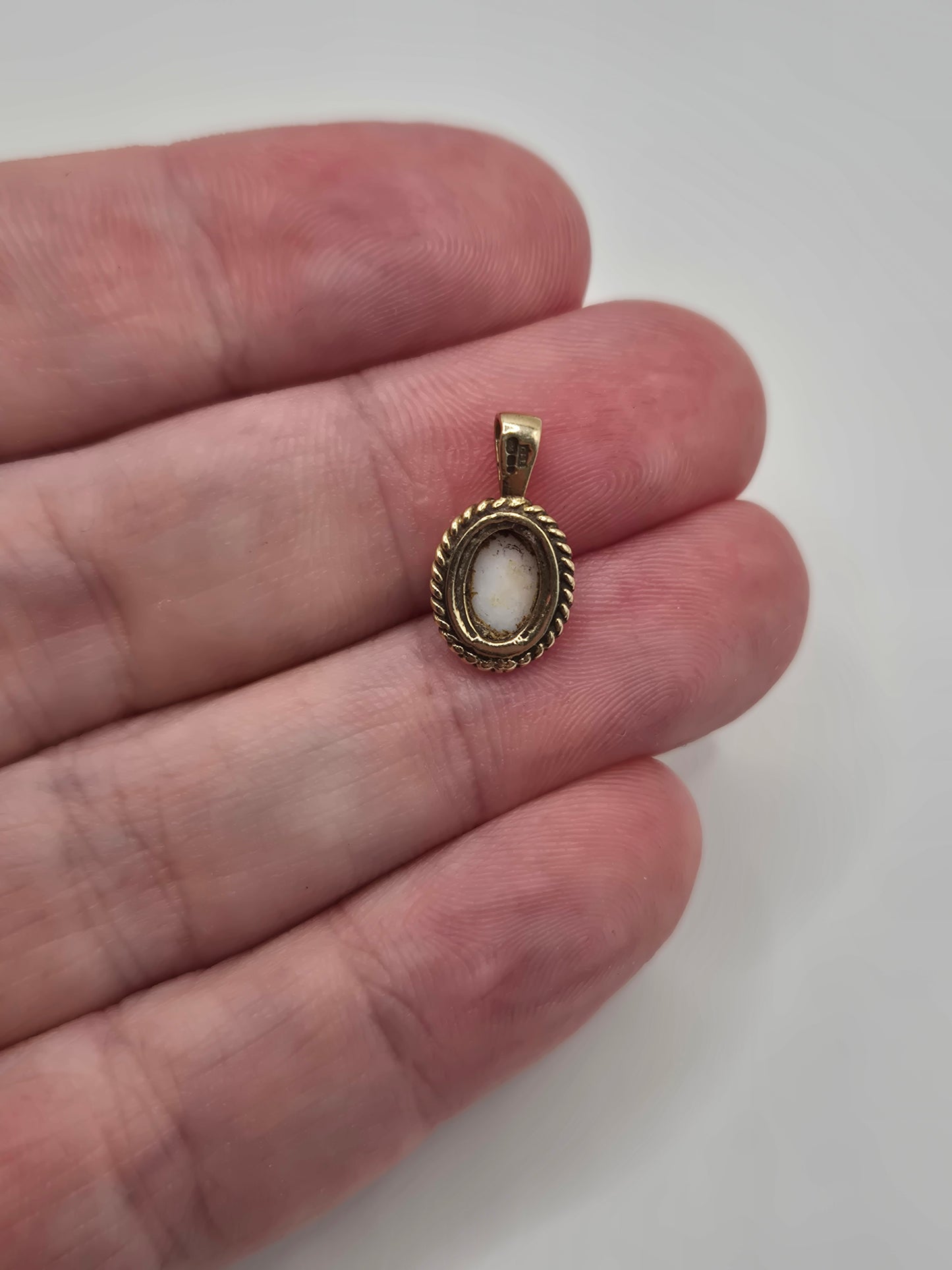 9ct gold opal pendant