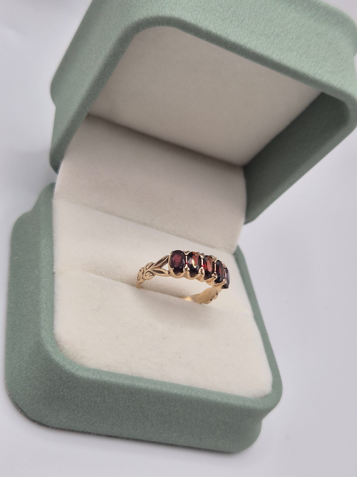 9ct gold garnet ring