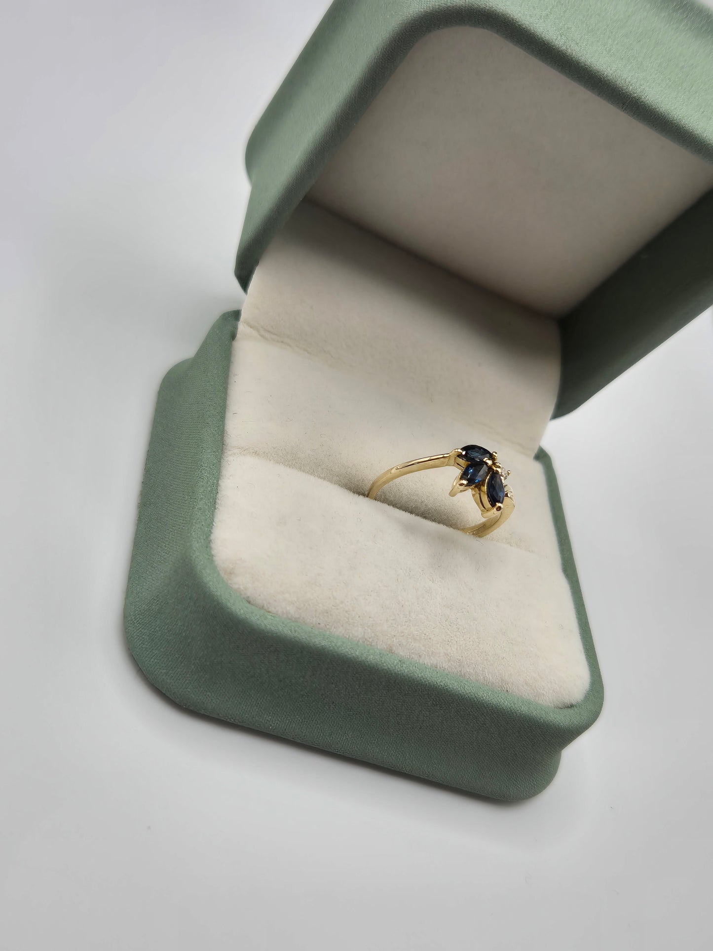 9ct gold sapphire and diamond ring