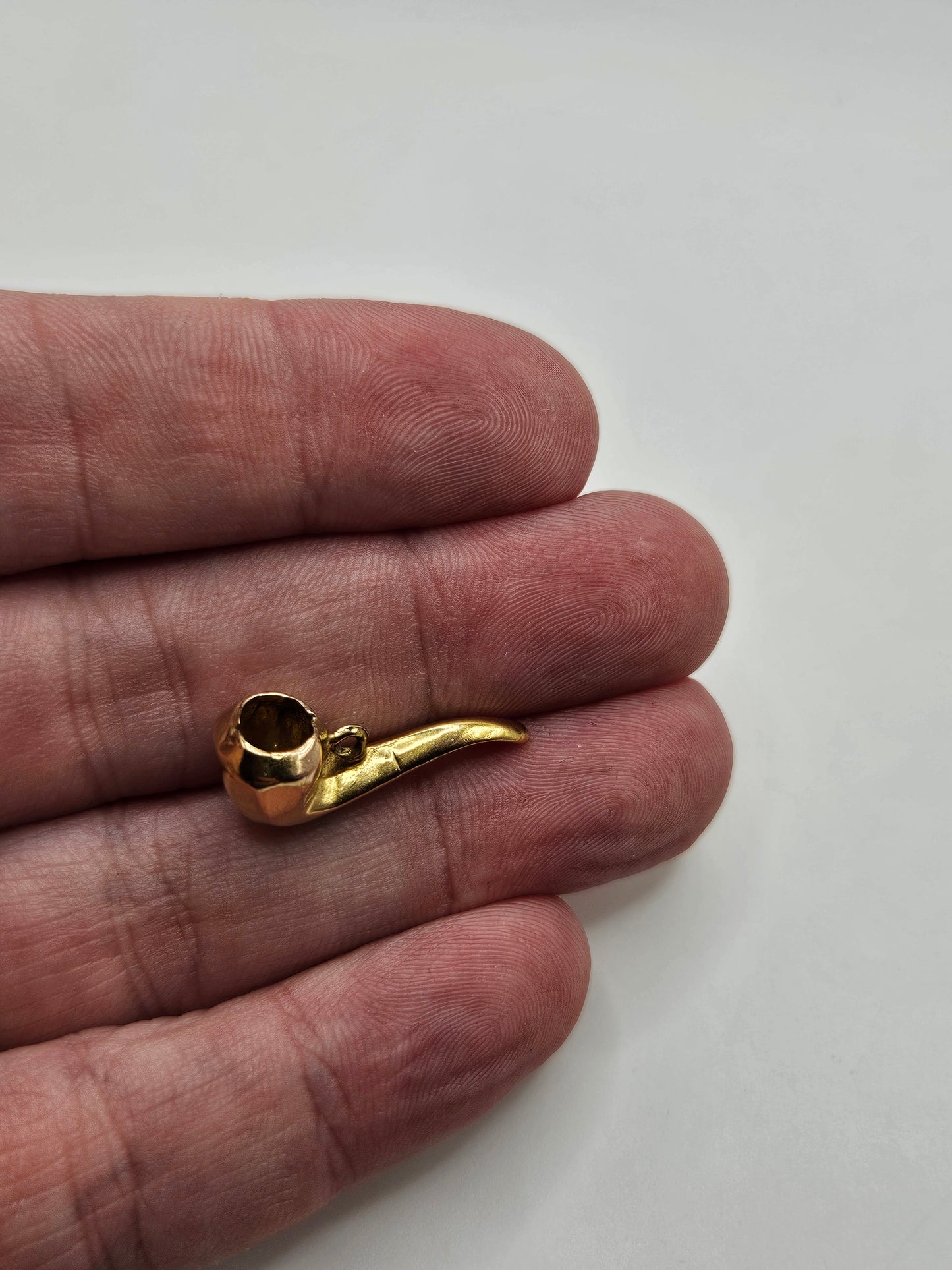 9ct gold pipe charm