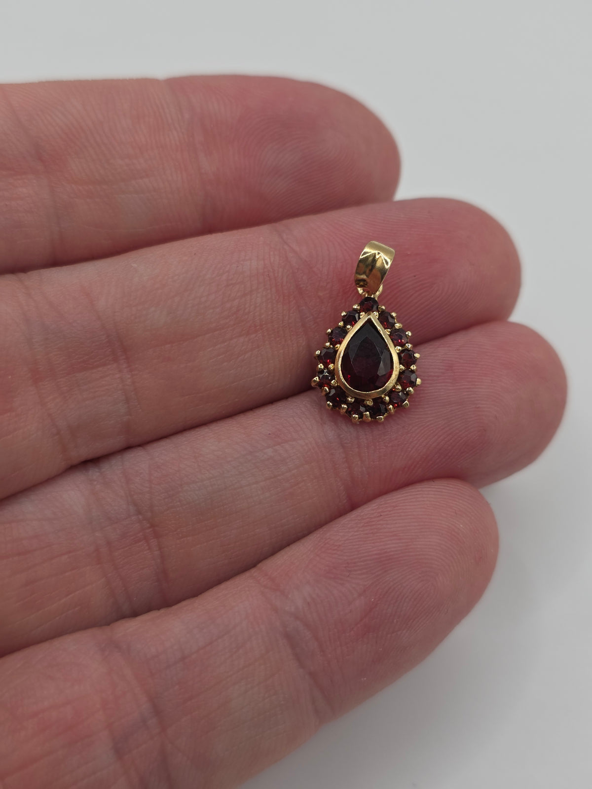 9ct gold garnet pendant