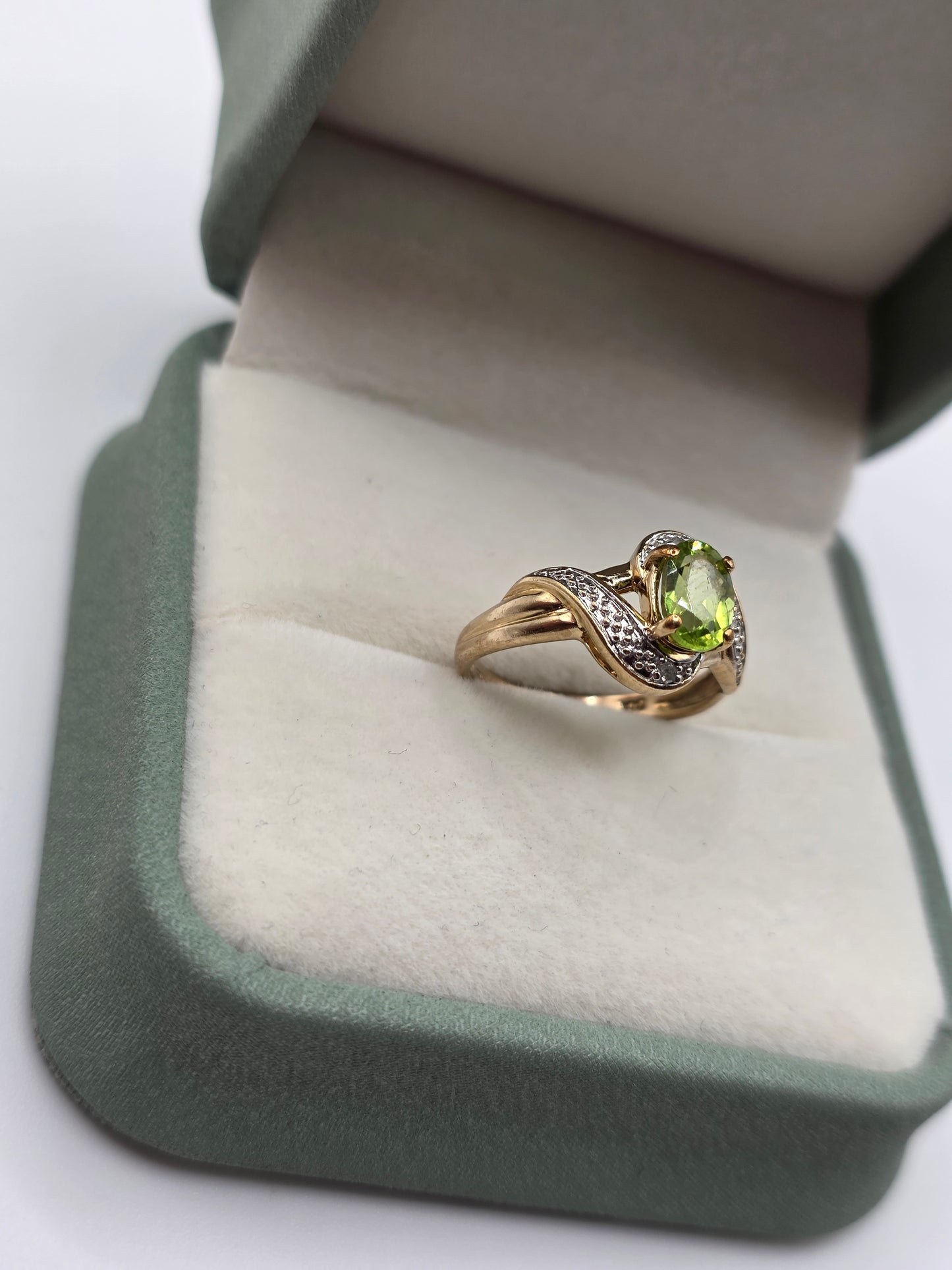 9ct gold peridot and diamond ring