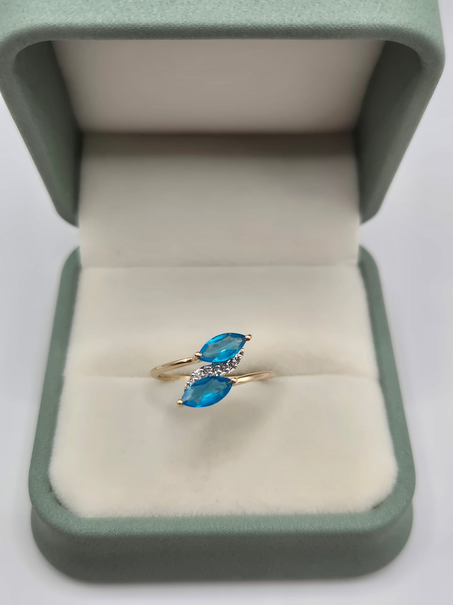 9ct gold topaz and diamond ring