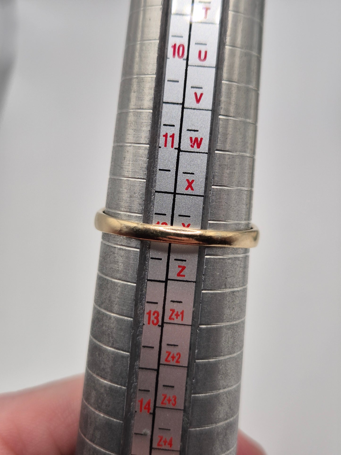 Heavy 9ct gold sapphire and diamond ring