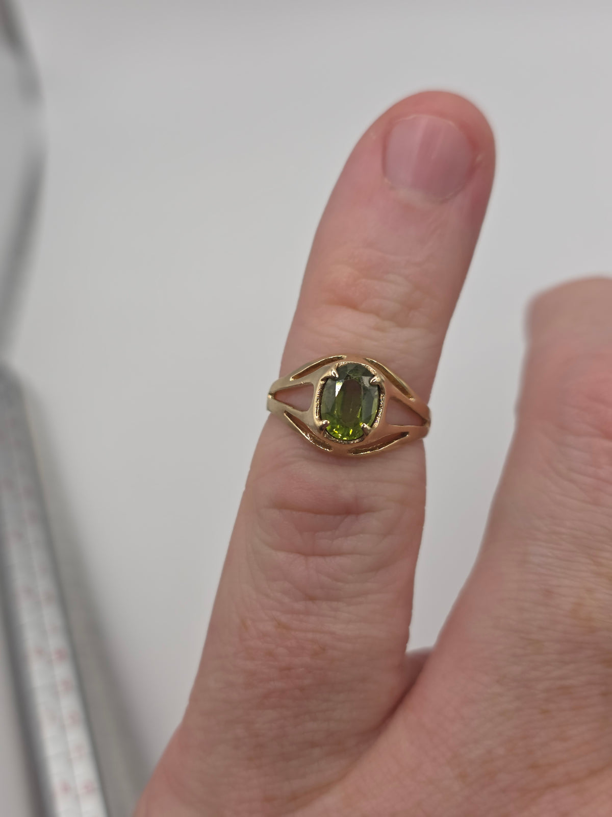 9ct gold peridot ring