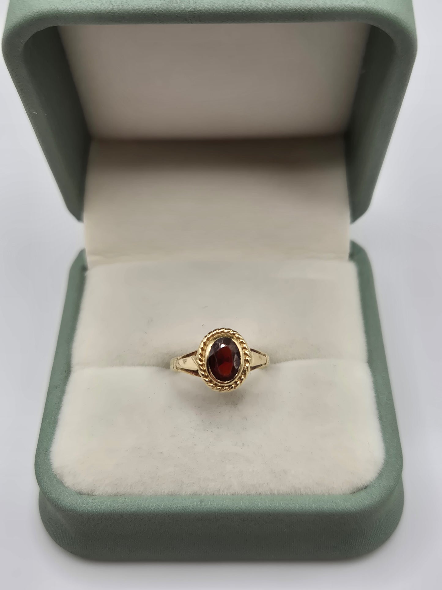 9ct gold garnet ring