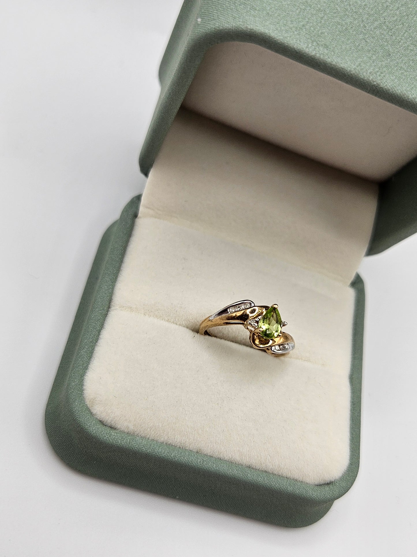 9ct two tone peridot and diamond ring