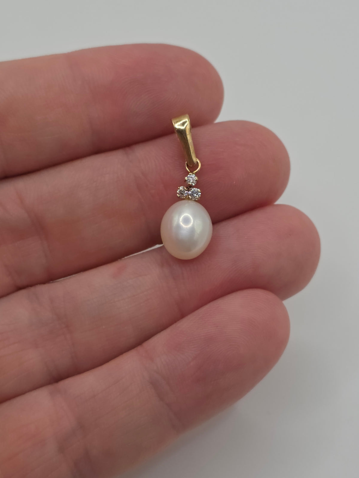 9ct gold pearl and diamond pendant