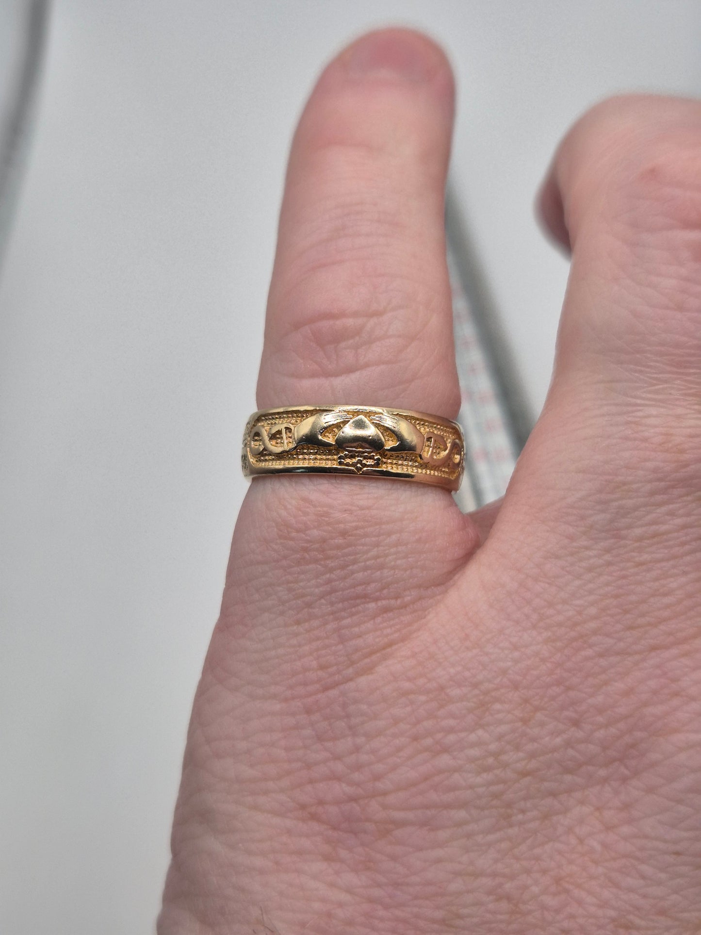 Heavy 9ct gold engraved claddagh ring