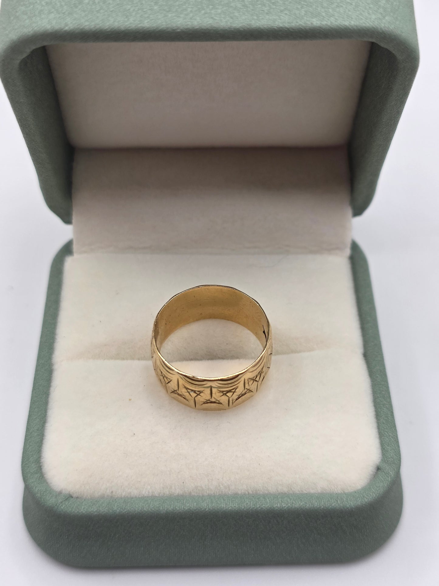 9ct gold patterned band ring