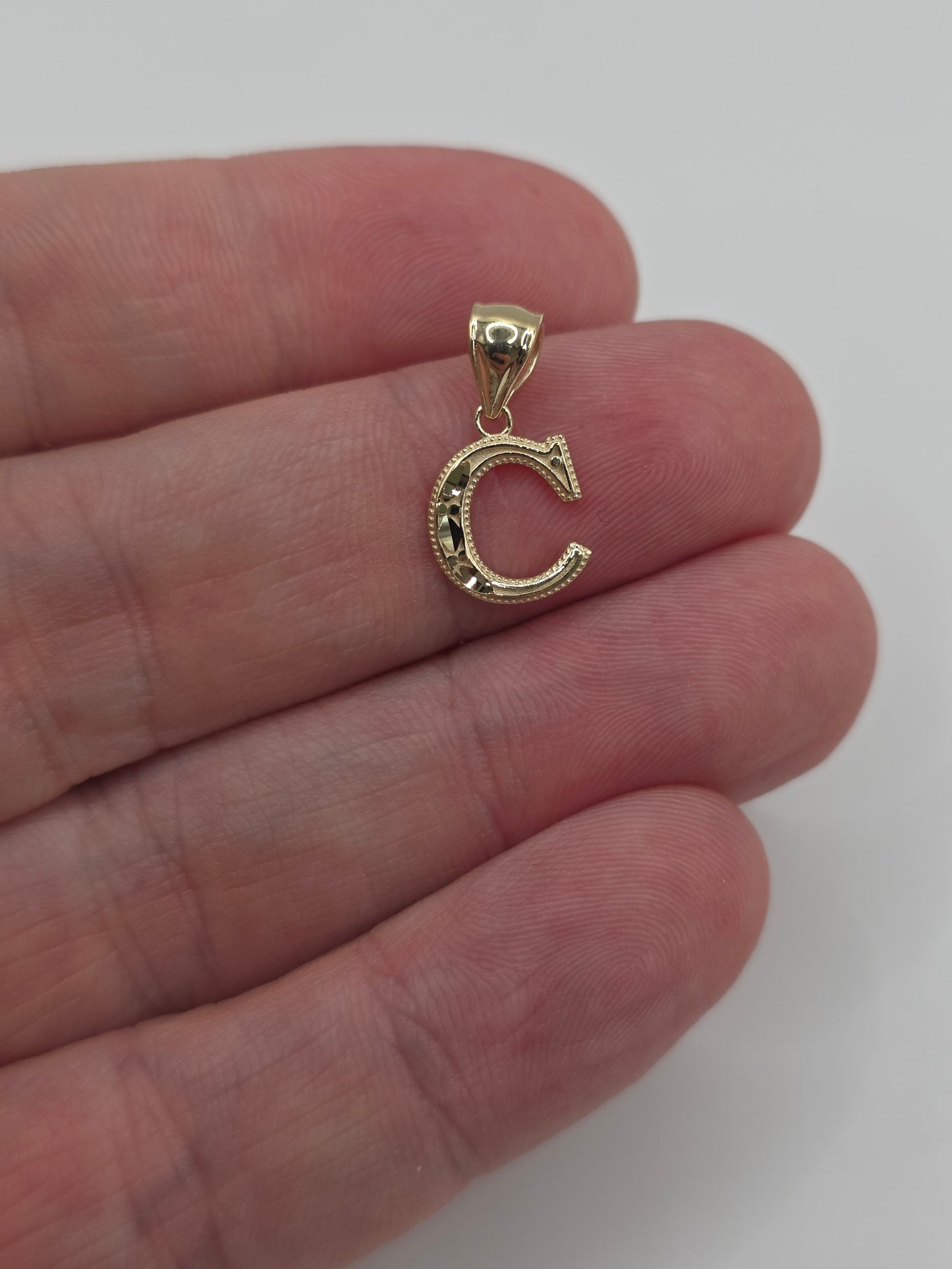 9ct gold initial C pendant