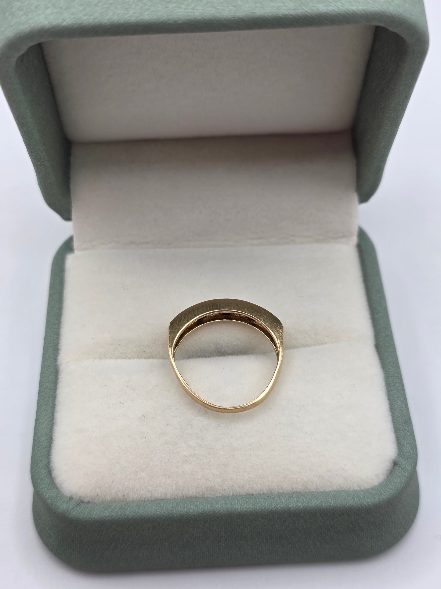 9ct gold sapphire and diamond ring