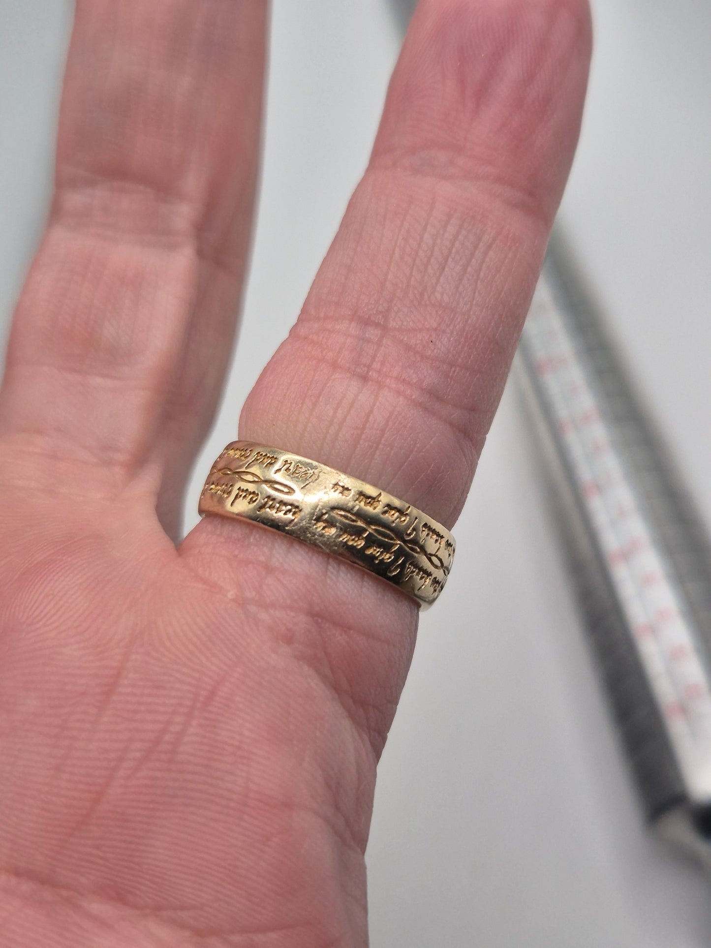 Heavy 9ct gold engraved claddagh ring