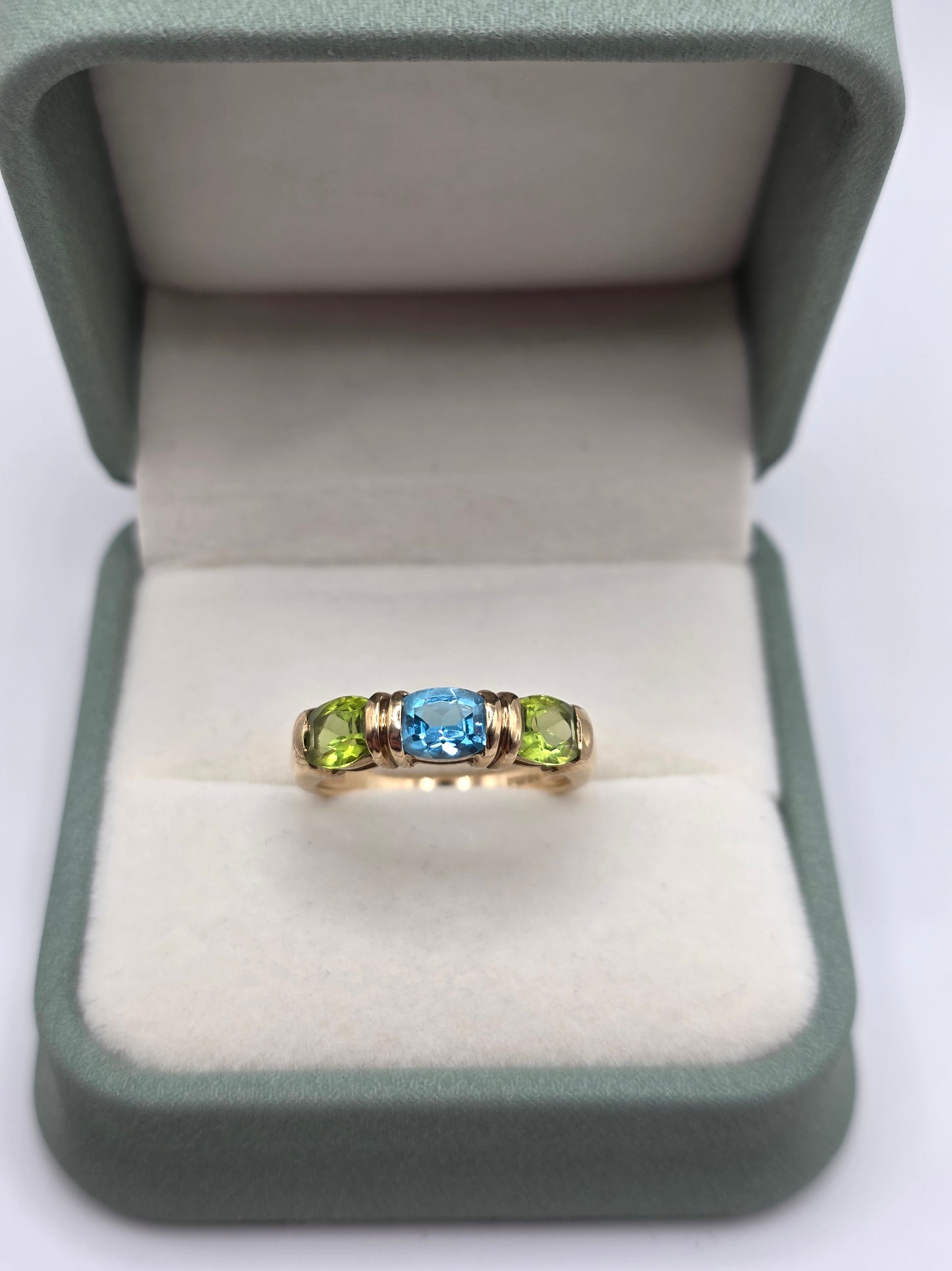 Heavy 9ct gold peridot and topaz ring