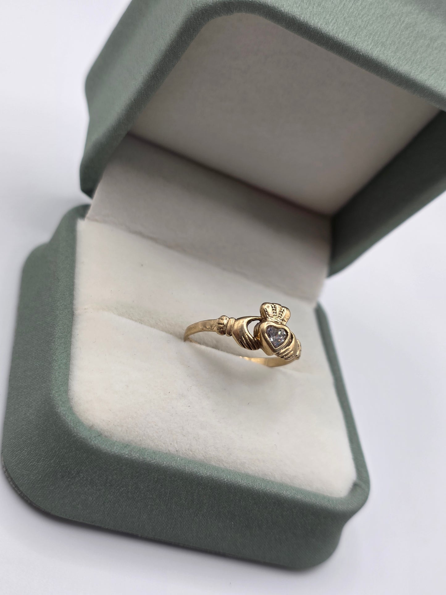 9ct gold cz claddagh ring