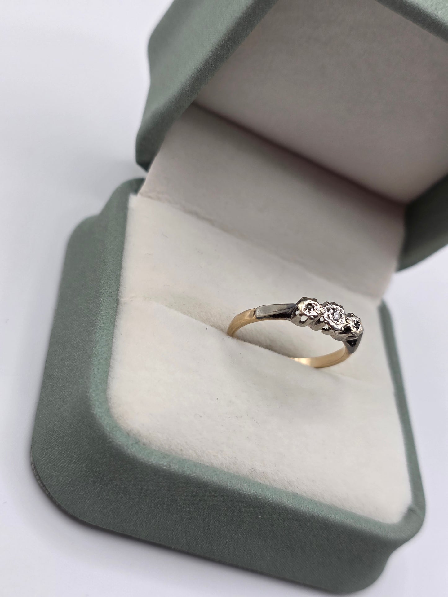 Vintage 9ct gold and platinum diamond ring