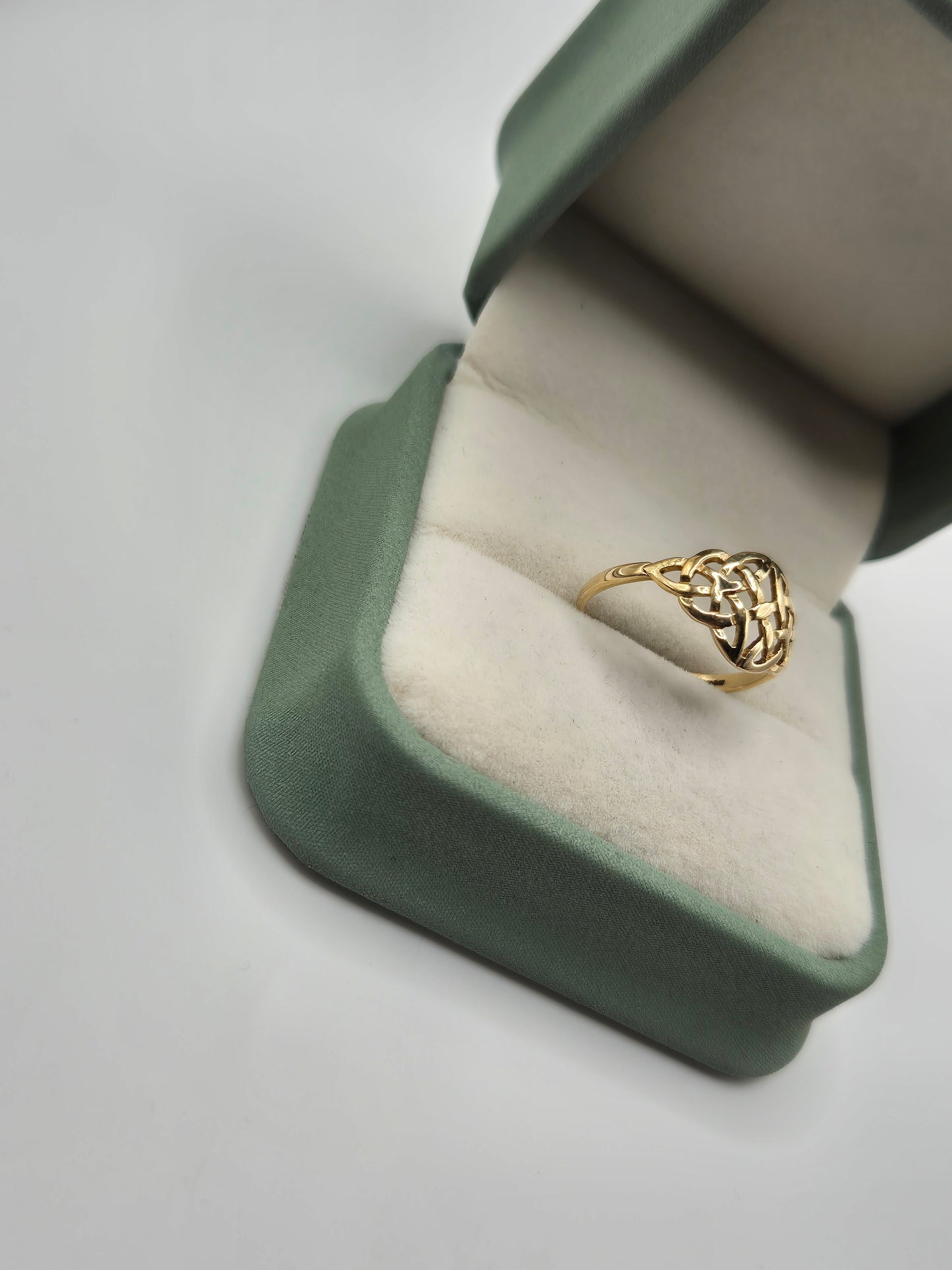 9ct gold celtic ring