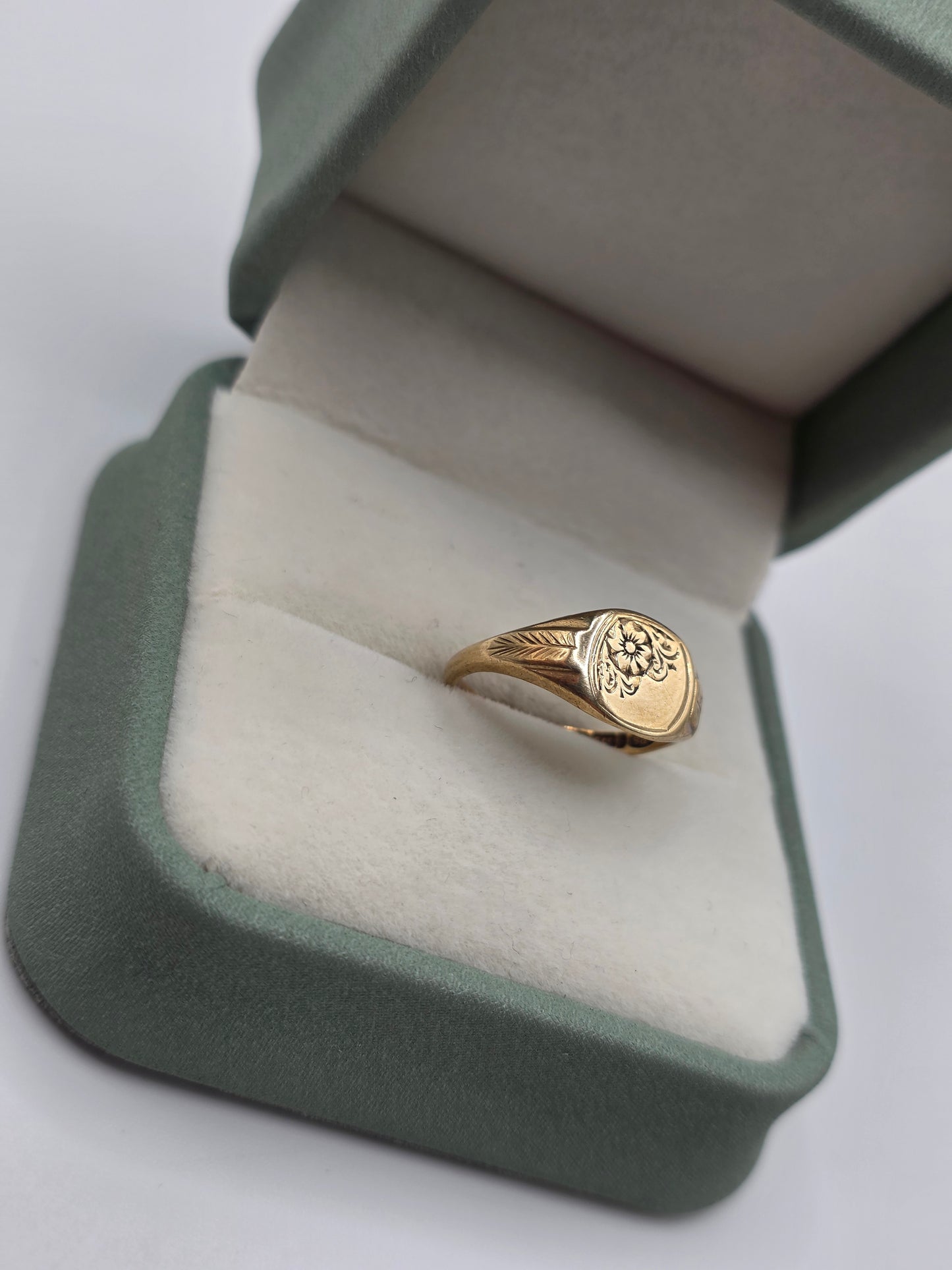 Vintage 9ct gold floral signet ring