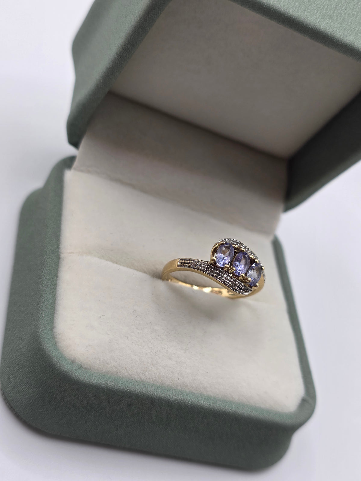9ct gold tanzanite and diamond ring