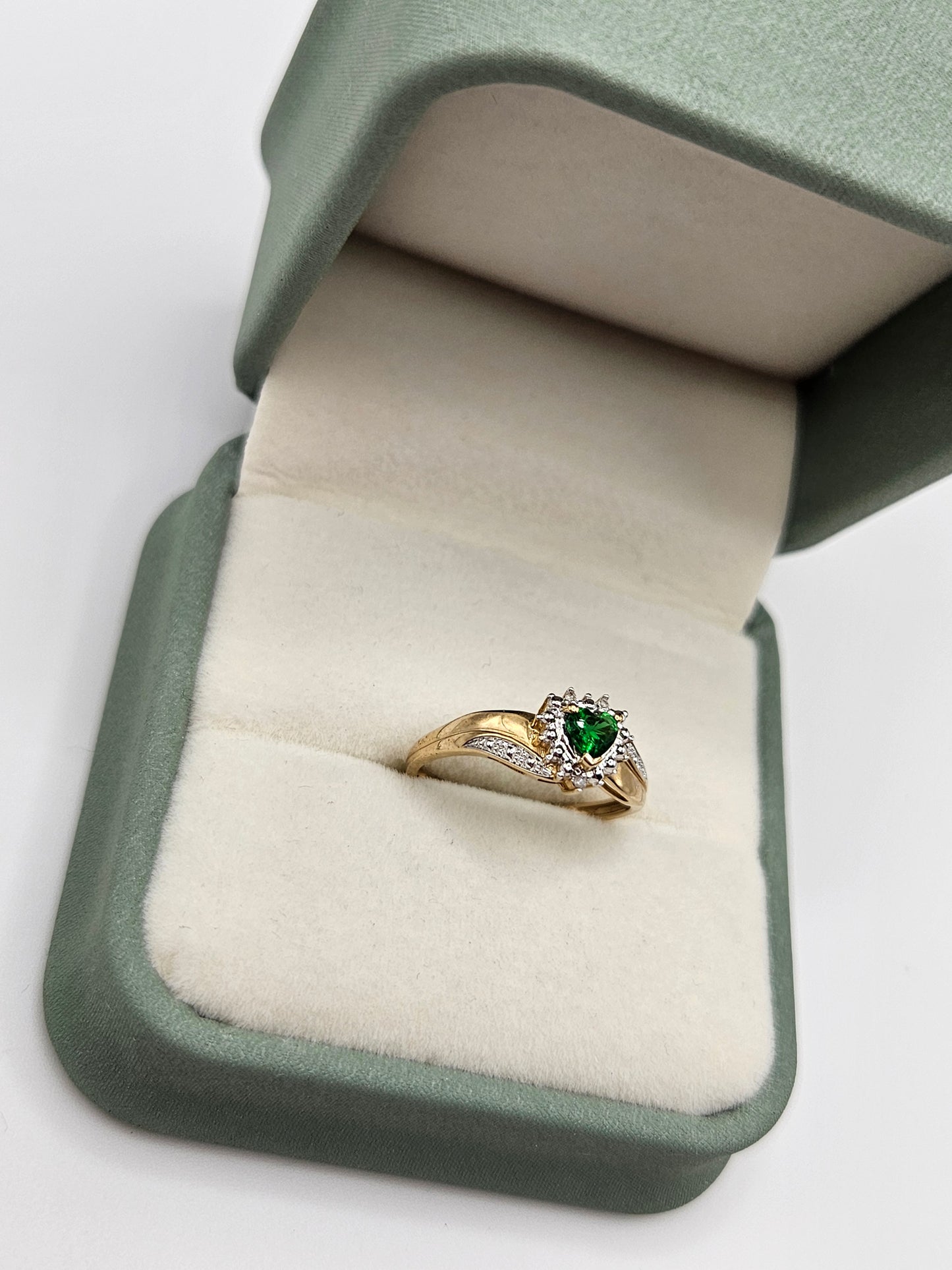 9ct gold diopside and diamond ring