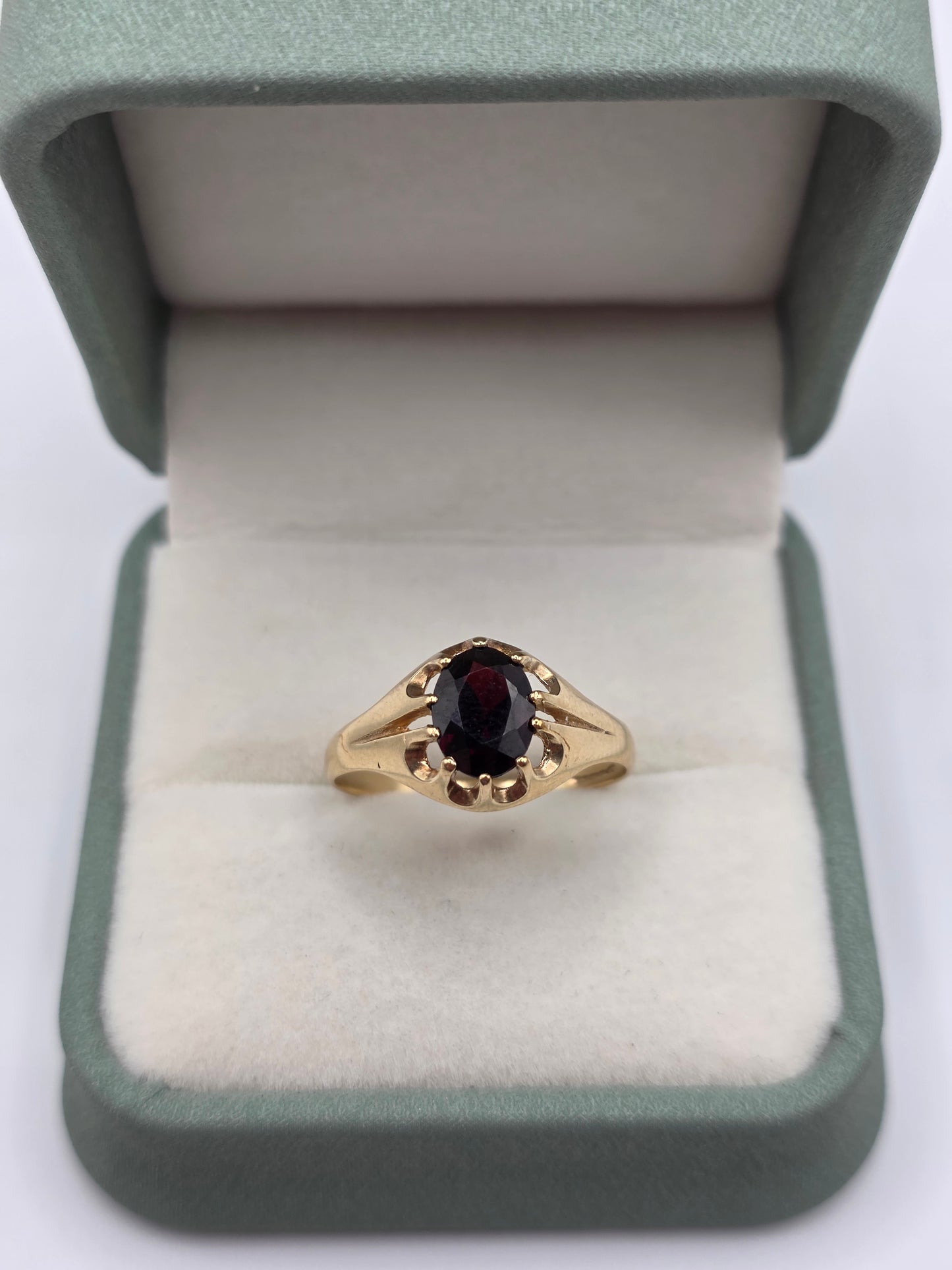 9ct gold garnet ring