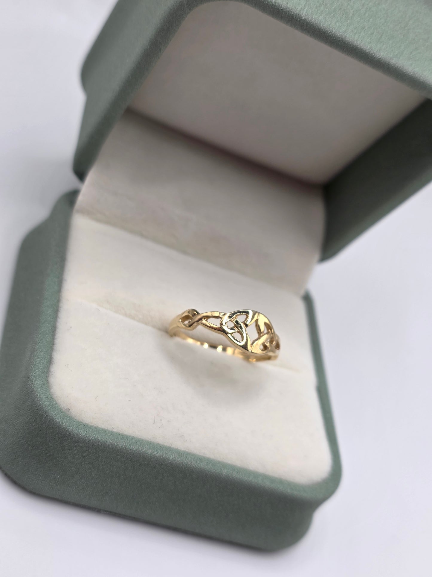 9ct gold celtic ring