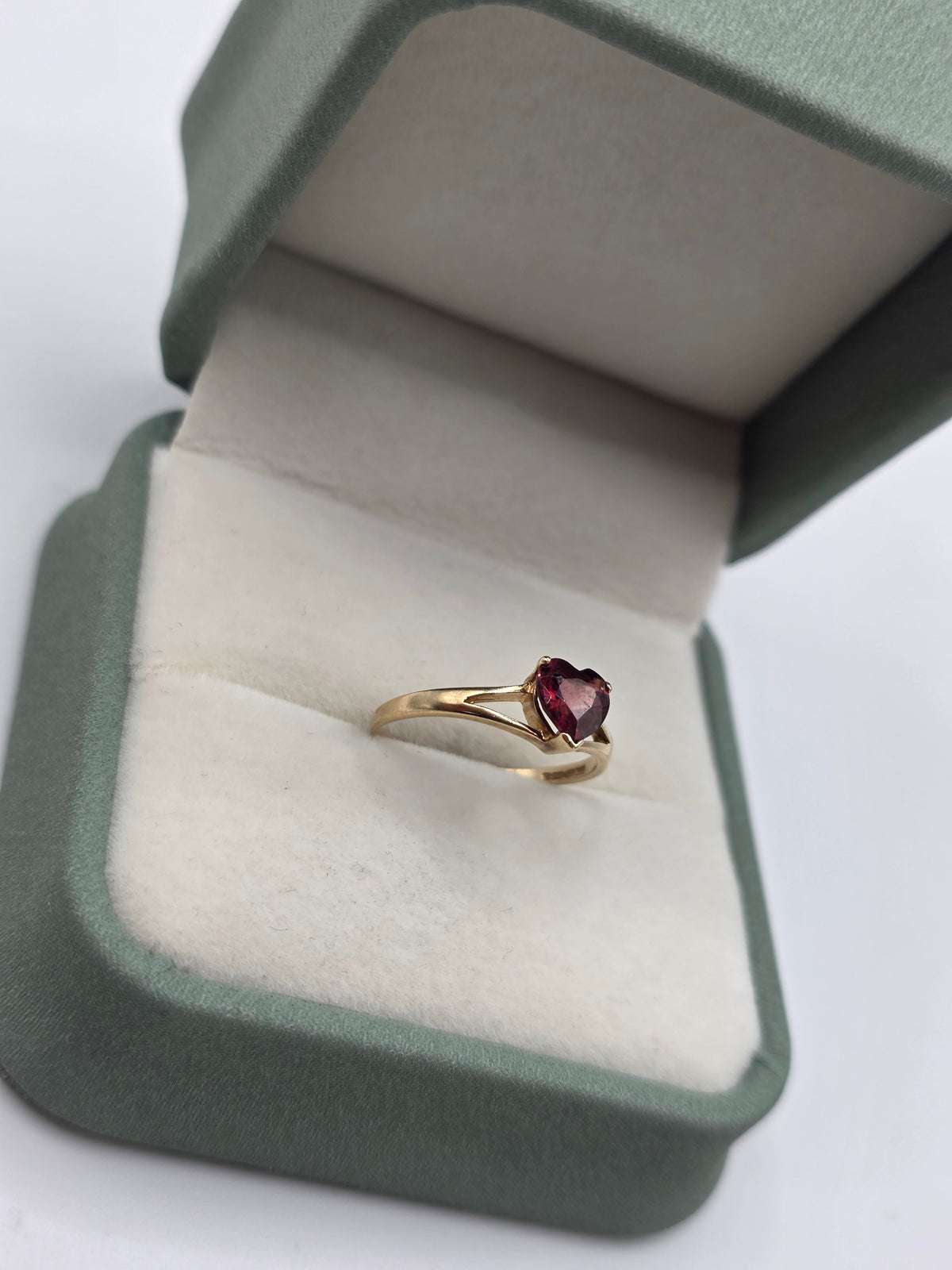 9ct gold garnet heart ring