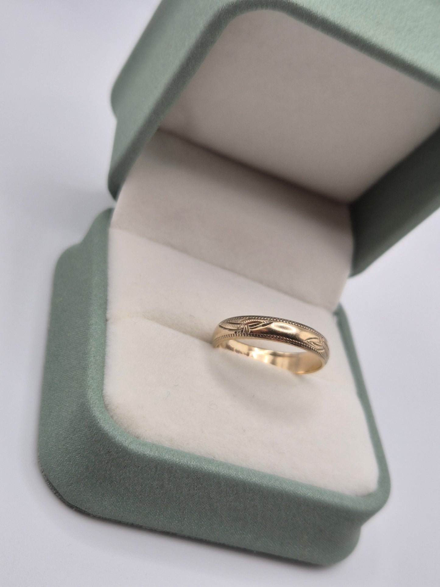 9ct gold patterned band ring
